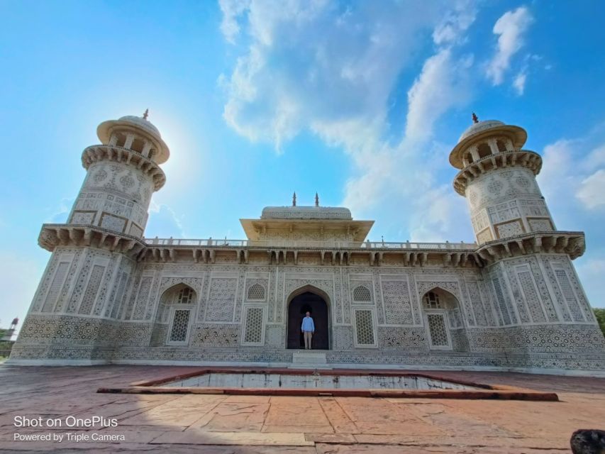From Delhi: Taj Mahal Luxury Day Tour By Superfast Train - Agra Fort: Red Sandstone Stronghold and Mughal Power