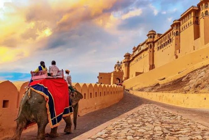 Golden Triangle Tour 3 Days - Day 3 Jaipur palaces, Hawa Mahal, Amber Fort, and the water-palace photo stop