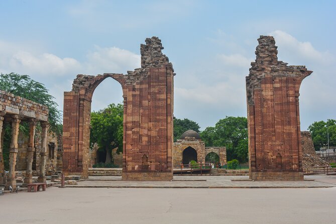 Half-Day Tour Of Qutb Minar, Humayun Tomb and Agrasen Ki Baoli - Qutub Minar: The 73-Meter Brick Minaret You Can’t Unsee