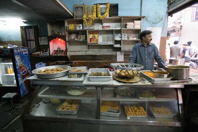 Haveli's Heritage Walk | Sights & Sounds of Old Delhi [Private] - Starting at Haveli Dharampura: the calm before the street noise