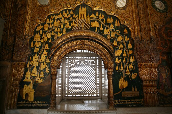 Haveli's Heritage Walk | Sights & Sounds of Old Delhi [Private] - Gurudwara Sis Ganj Sahib: quiet focus inside a busy city