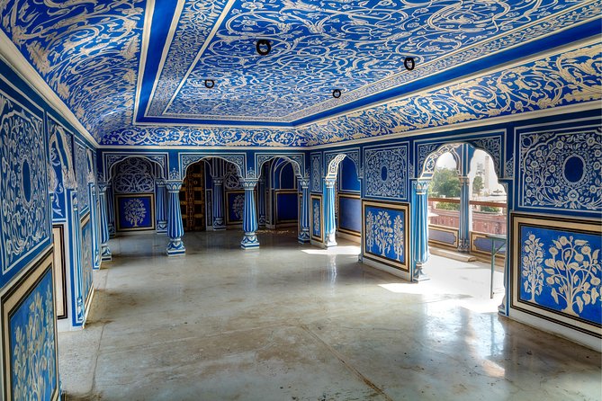 Jaipur Day Trip from Delhi by Car or Train – All Inclusive - Jal Mahal and Jantar Mantar: the calm breaks between monuments