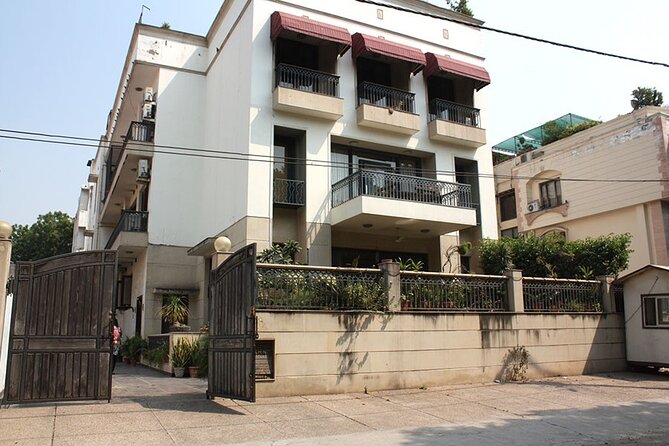 Kailash Colony Market Tour & Amritsari Cooking Class in New Delhi - Starting at Chirag Enclave: finding the place that makes it feel local