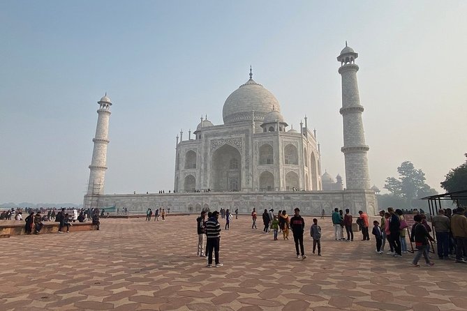 Luxury Taj Mahal by super fast train from Delhi all inclusive - Stop 1: Taj Mahal with guided context and a 3-hour window