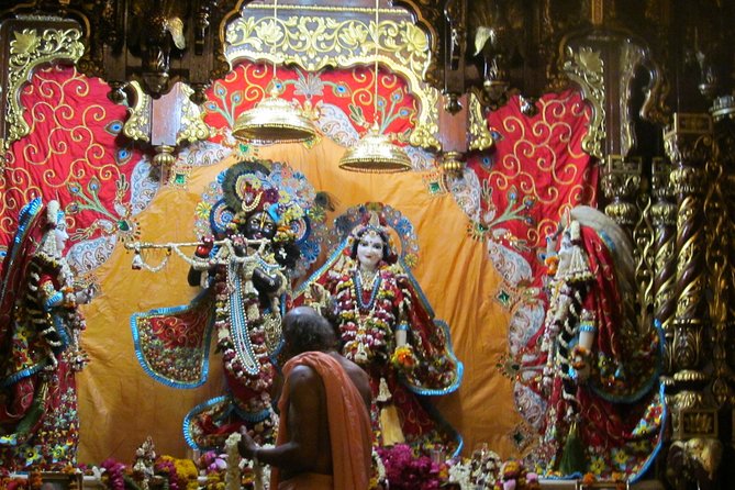 Mathura Vrindavan Divine Love Journey of Radha Krishna From Delhi - Stop 2: Dwarkadhish Temple in Mathura—architecture plus ritual watching
