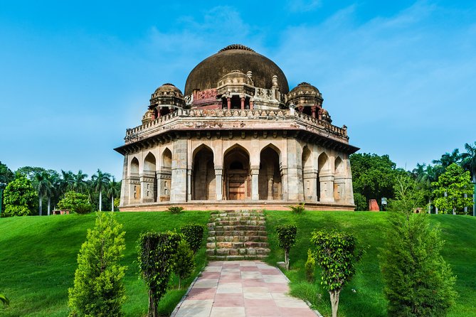Mughal Heritage Tour Including Lodhi Garden, Humayun Tomb and Akshardham Temple - Stop 2: Lodhi Garden’s 90 Acres of Tombs and Breathing Space