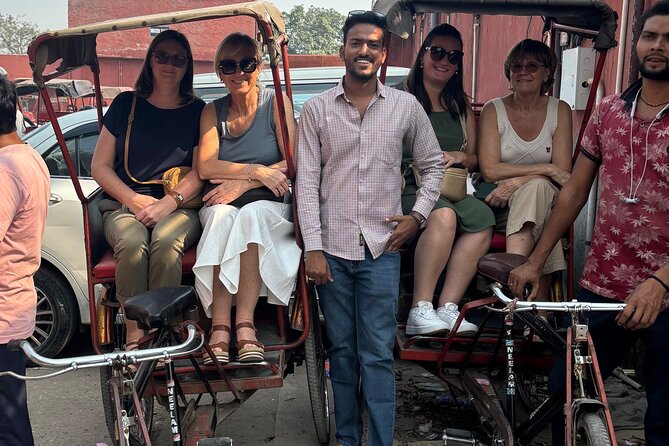 New Delhi and Old Delhi Tour Full Day - The Start: Gurudwara Bangla Sahib and the Sarovar Moment