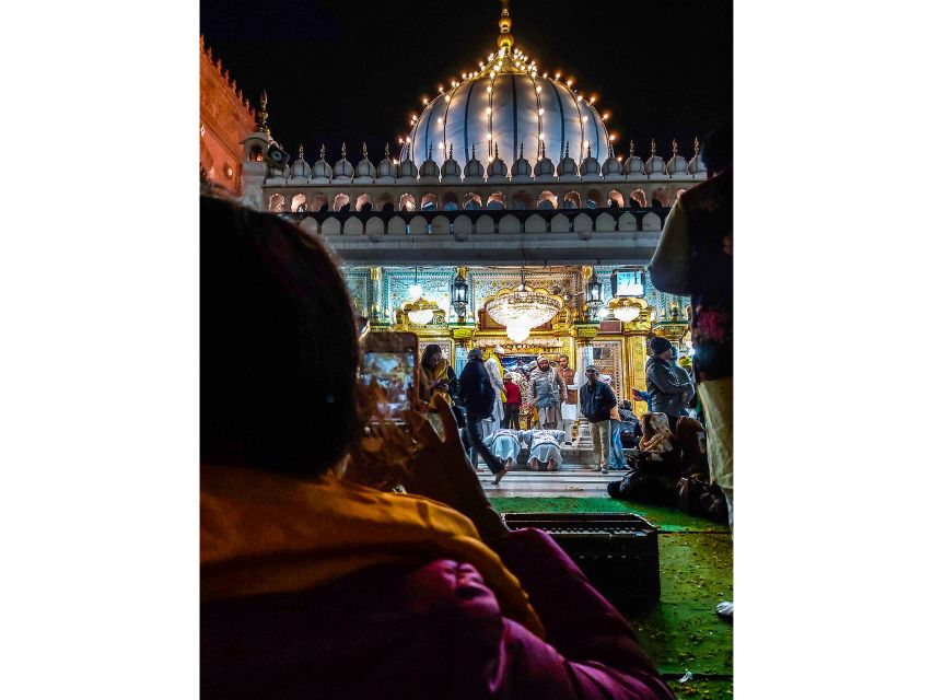 New Delhi: Guided Night Photography & Heritage Tour of Delhi - Gurudwara Bangla Sahib at Night: Calm, Light, and a Different Delhi Mood