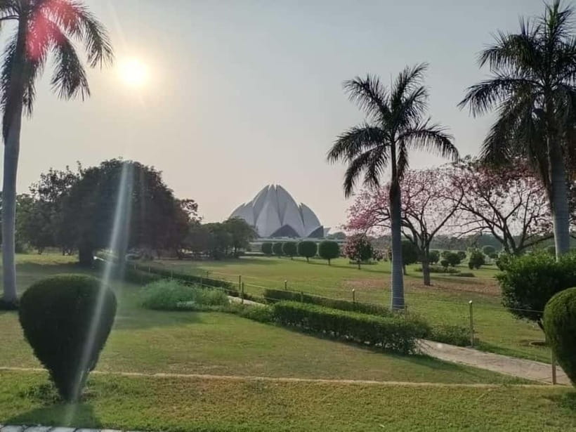 New Delhi: Lotus Temple Private Tour with Skip-the-Line - Arrival at the Lotus Temple gardens: calm before the icon