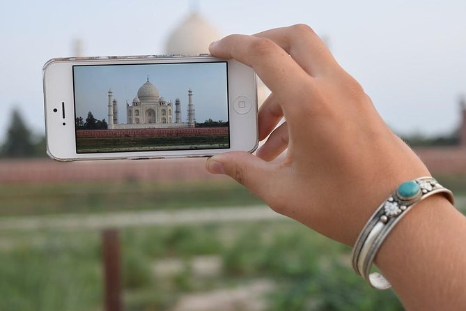 New Delhi: Private Guided Delhi Temples And Spiritual Tour by Car - Gurudwara Bangla Sahib: Gold Inside, Quiet Focus Outside
