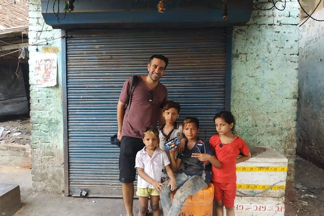 New Delhi Slum Walking Tour - Meeting Santan in Moti Nagar: getting set up right