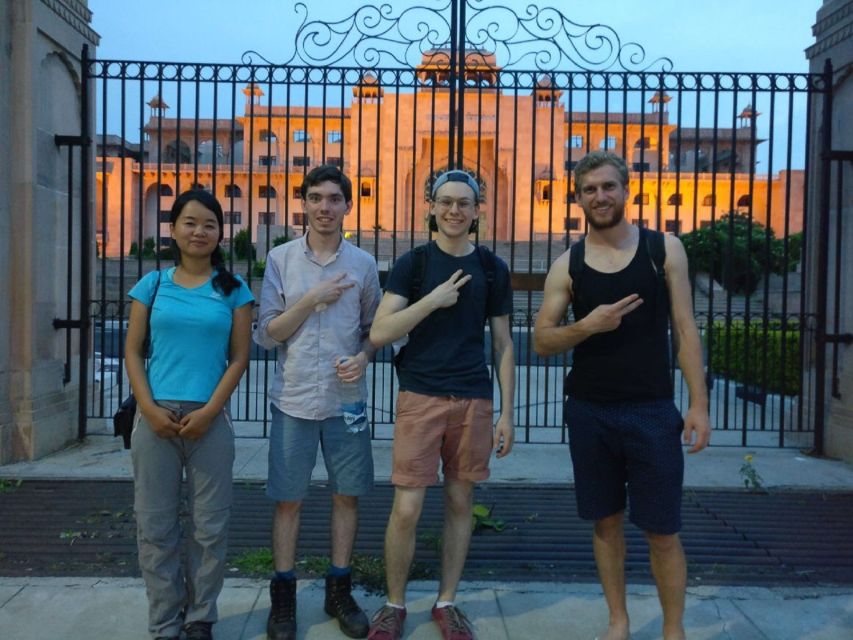 New Delhi: Walking Tour by Night - The Temple and Monuments Stop: What You’re Really Learning