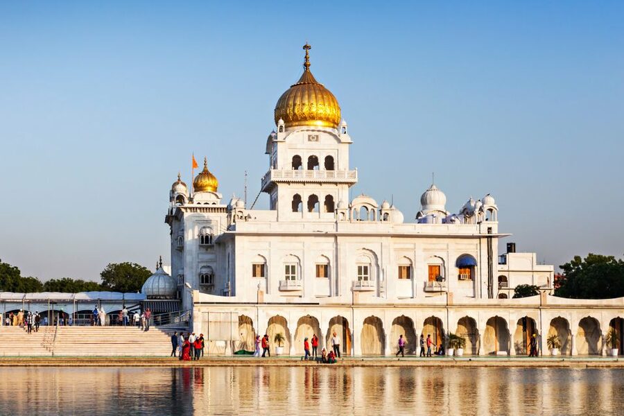 New Delhi: Walking Tour by Night - Gurudwara Bangla Sahib at Night: The Main Visual Payoff