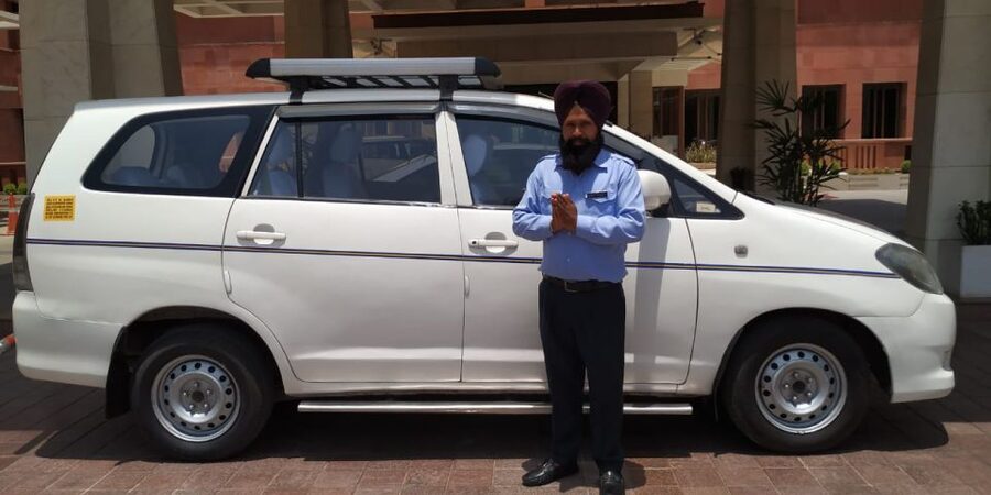 Old and New Delhi: 8-Hour Private City Tour - Lotus Temple, India Gate, and Gurudwara Bangla Sahib: different vibes, same day