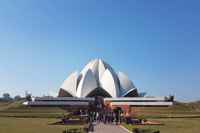 Old and New Delhi City tour - India Gate and the government district photo drive