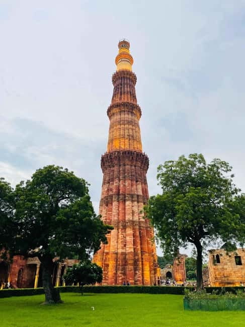 Old and New Delhi Private Full or Half Day Tour Upto 8 Hours - Old Delhi Stops That Add Context: Rajghat and Gurudwara Bangla Sahib