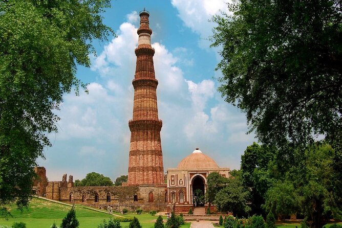 Old and New Delhi Sightseeing Tour - Old Delhi: Jama Masjid, cycle rickshaw, Khari Baoli, and Chandni Chowk