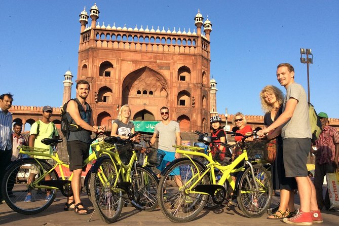 Old Delhi Bike Tour - Khari Baoli spice market and chai: the smell test