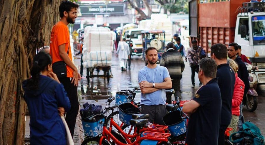 Old Delhi Bike Tour Morning 4 Hours: Delhi By Cycle - Chawri Bazar and Fatehpuri Masjid: shopping streets with a pulse