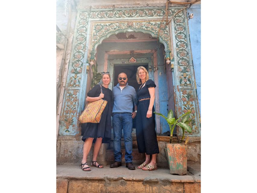 Old Delhi Like a Local: Food and Culture Walking Tour - Spice mansion and the secret stepwell: when Old Delhi slows down