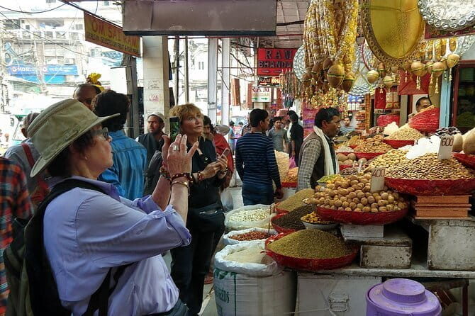 Old Delhi Shopping Experience - Chandni Chowk and Gurudwara Sis Ganj: shopping with context