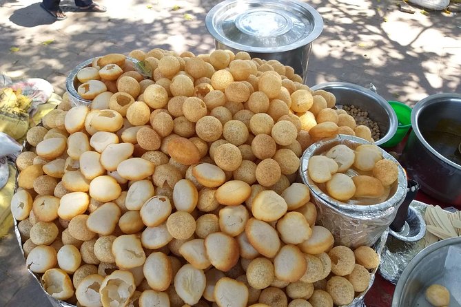 Old Delhi Street Food Tour With Spice Market On Tuk Tuk - Natraj Café: the dahi bhalla and aloo tikki combo