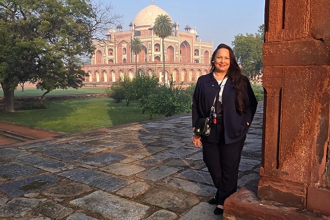 Old Delhi Tour by Tuk-Tuk Street Food and Shopping Experience - Jama Masjid: a top landmark, timed so you can actually enjoy it