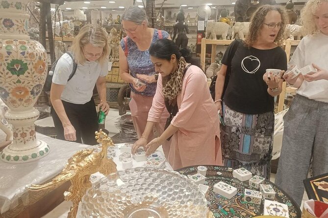 Old & New Delhi Private Tour - Female Guide & Rickshaw - Bangla Sahib Gurudwara: quiet rules, easy peace
