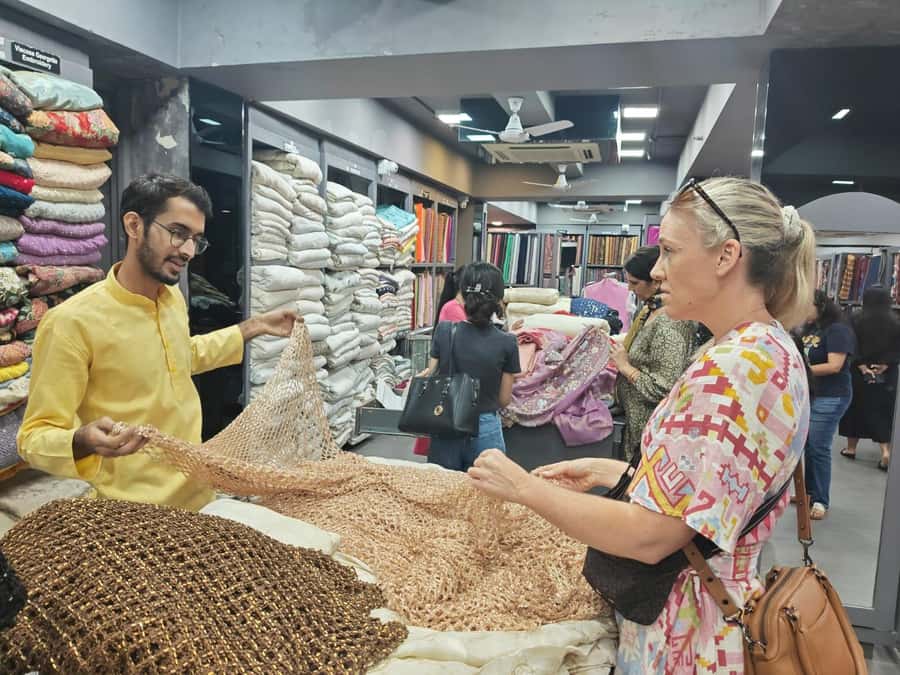 Old & New Delhi Shopping Tour with Female Consultant - Tuk-Tuk Rides and Street-Food Timing That Keep You From Burning Out