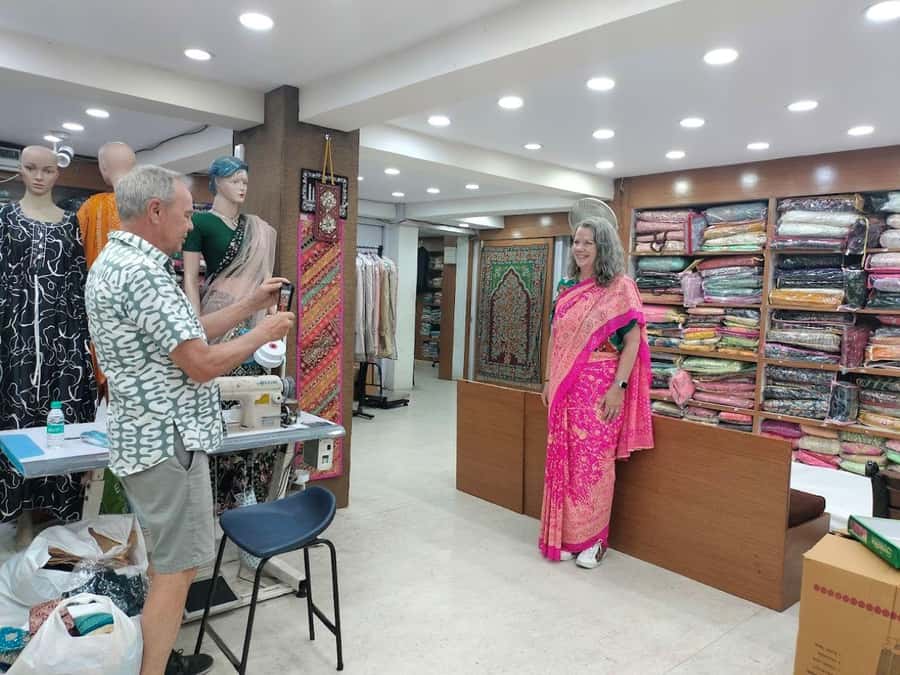 Old & New Delhi Shopping Tour with Female Consultant - New Delhi Shopping Stops: Janpath, Connaught Place, and Dilli Haat