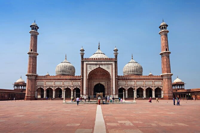 Old & New Delhi Tour : Monuments , Rickshaw Ride & Local Heritage - A fast route from Old Delhi to sacred calm