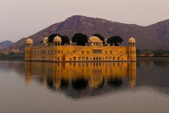 Overnight Jaipur Tour from Delhi - Day 1 in Jaipur: Jal Mahal, Hawa Mahal, Albert Hall Museum, Birla Mandir