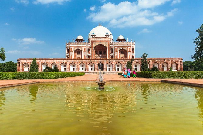 Private Best of New Delhi Full-Day City Tour (All Inclusive) - Gurudwara Bangla Sahib: white marble, golden domes, and free meals