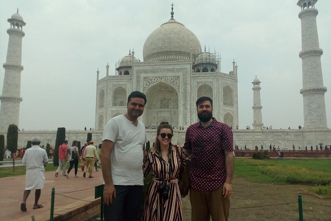Private day tour from Delhi to Taj Mahal and Agra Fort with guide - Taj Mahal at 10:00: how the guide makes it stick