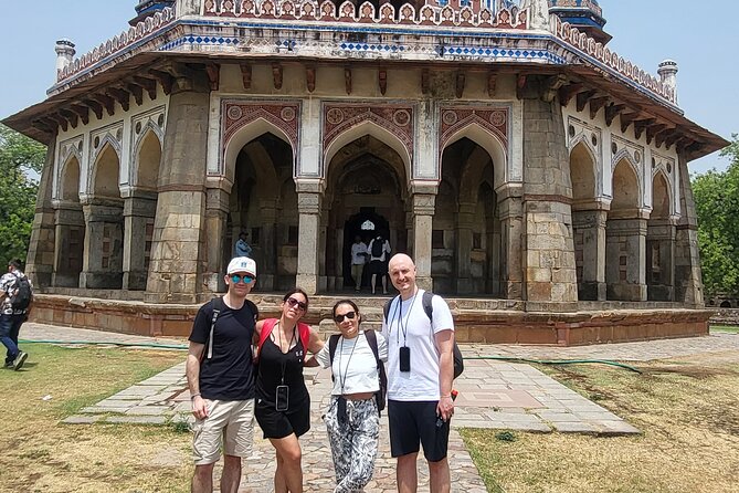 Private Delhi City Tour-Old Delhi, New Delhi and Major Attraction - New Delhi monuments: India Gate and the Rashtrapati Bhavan area