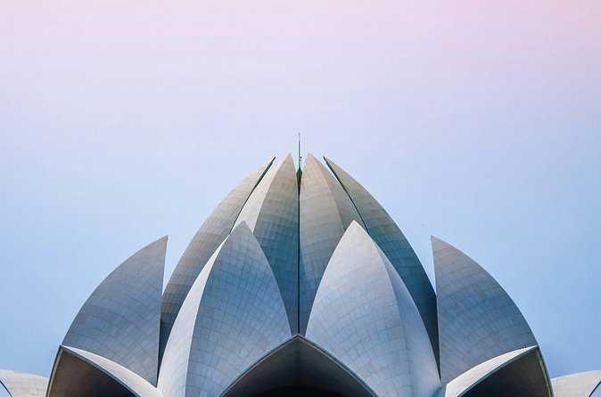 Private Delhi City Tour-Old Delhi, New Delhi and Major Attraction - Gurudwara Bangla Sahib and Lotus Temple: calmer stops with strong meaning