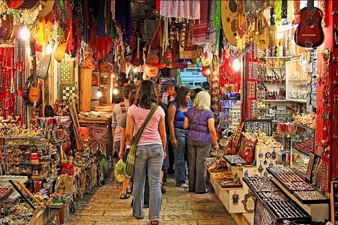 Private Delhi Shopping Tour with Female Guide - Entering Delhi’s shopping world via a guided route