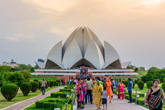 Private Delhi Temples and Spiritual Sites 6 Hours Tour - Akshardham and modern temple design: Swaminarayan Akshardham