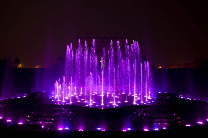Private Evening Tour of Akshardham Temple with Musical Fountain Show - The musical fountain show: visuals first, Hindi audio second