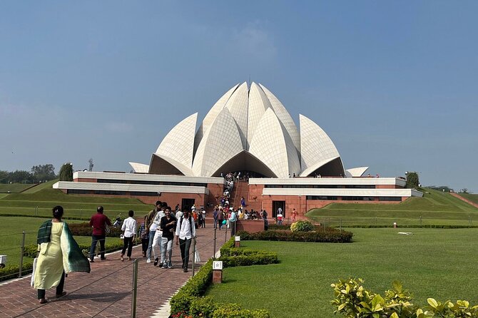 Private Half Day Delhi -City Tour including Entrance Fees - India Gate and Agrasen Ki Baoli: Monument + stepwell contrast in one short stretch