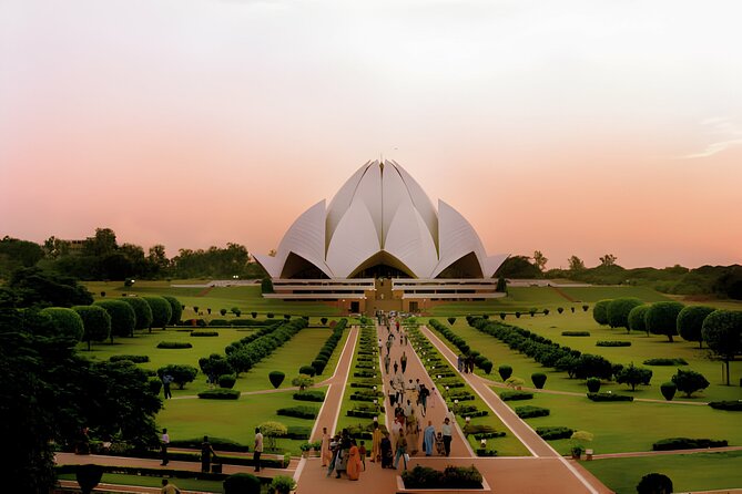 Private Luxury Full Day New and Old Delhi City Tour - Gurudwara Bangla Sahib and Jama Masjid: two spiritual worlds in one arc