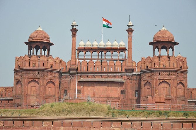 Private Old & New Delhi City Sightseeing Tour - India Gate and Rashtrapati Bhawan: big architecture from the roadway