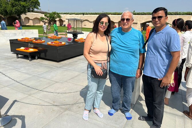 Private Old & New Delhi Tour - Experience the best of Delhi in 8 hours! - Gurudwara Bangla Sahib: a calm start with real cultural context