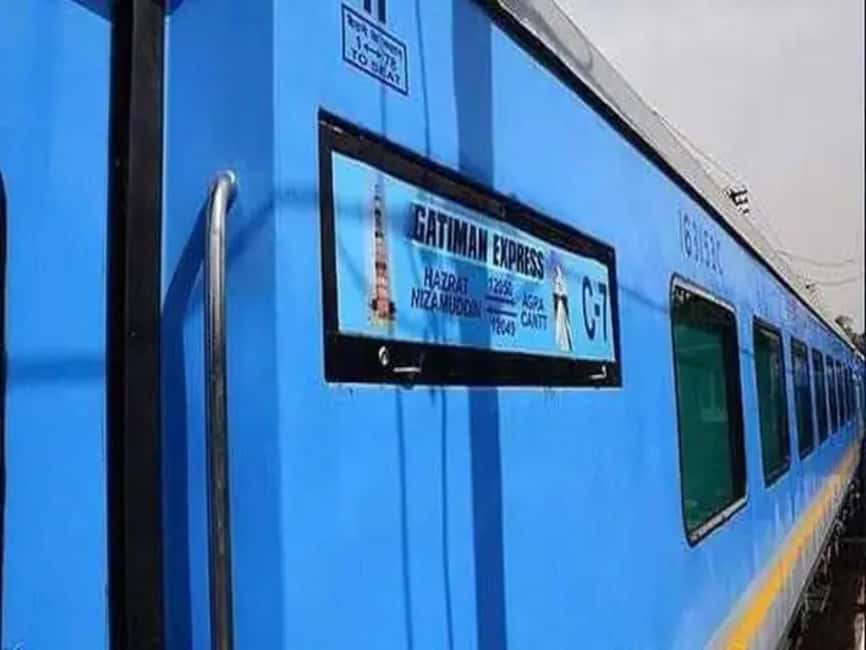 Same Day Taj Mahal Tour from Delhi by Gatimaan Express Train - Choosing your train class: Executive Class vs Chair Car