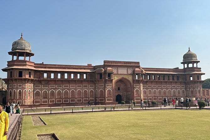 Taj Mahal day Trip from Delhi by Private Car ( Luxury & Comfort ) - Lunch at a 5-star restaurant: the break that keeps the day on track