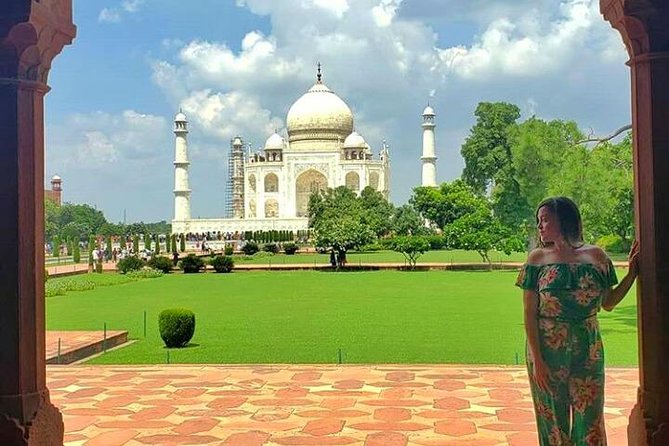 Taj Mahal Private Guided Tour from Delhi with Tickets + Food - Lunch at a 5-star restaurant: included in the right option