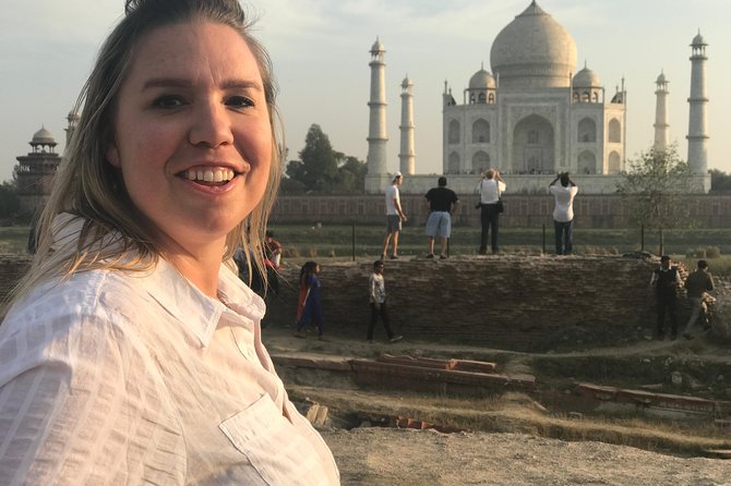 Taj Mahal skip the line luxury tour with guide - Getting your skip-the-line ticket handled on arrival