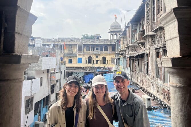 Temples, Bazaars & Food Tasting in Old Delhi with Female Guide - Meeting at Lal Qila Metro: How the Tour Starts Without Stress