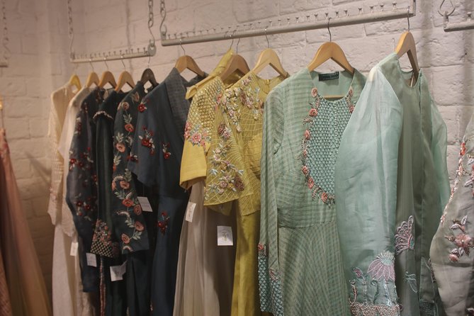 The Indian Wedding Tour : Dance, Textile, Workshops all inclusive - Stop 1 in Shahpur Jat/Siri Fort: textiles, accessories, and real wedding prep