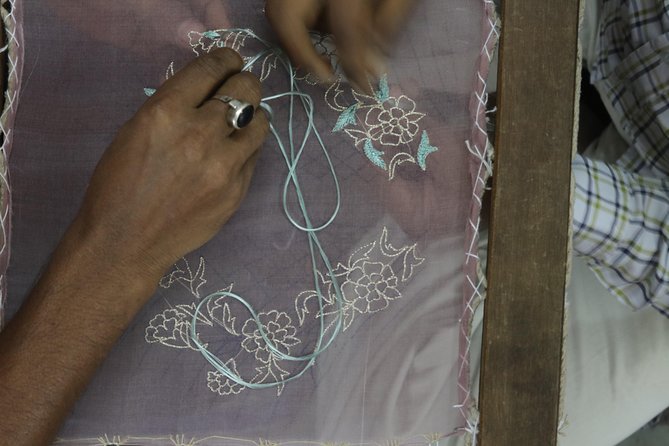The Indian Wedding Tour : Dance, Textile, Workshops all inclusive - Workshop time: learning Indian stitch and doing Bollywood dance